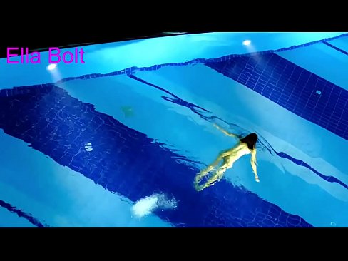 ❤️ Não consigo parar de observar, jovem loira apanhada nadando nua na piscina do resort ELLA BOLT ☑ Sexo superior em pt-br.niceporn.ru ❌❤